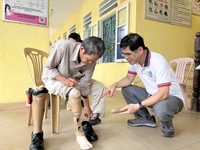 Thành phố Huế: Cấp phát dụng cụ trợ giúp và chân giả cho 10 người khuyết tật